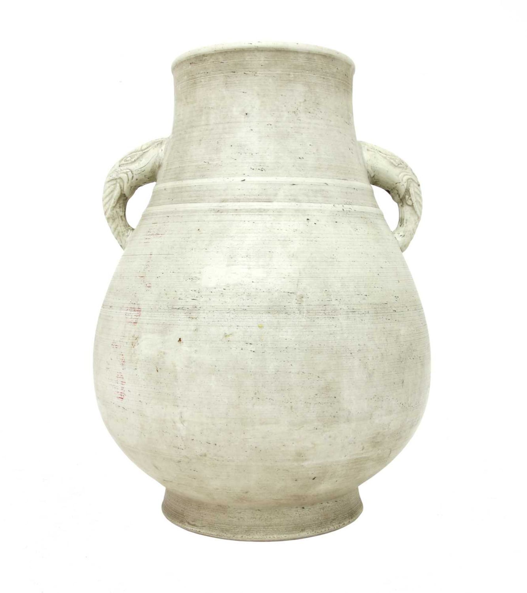 A Chinese unglazed vase, - Bild 3 aus 4