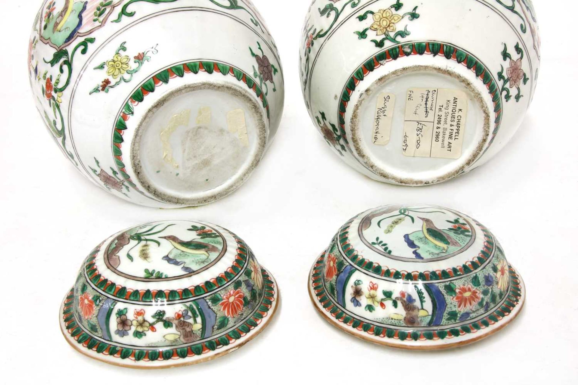 A pair of famille verte jars and covers, - Bild 3 aus 3