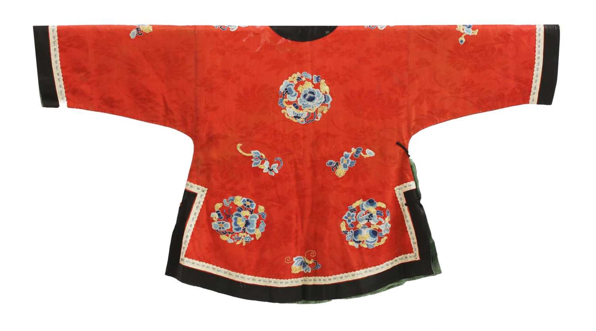 A Chinese embroidered robe, - Bild 2 aus 2