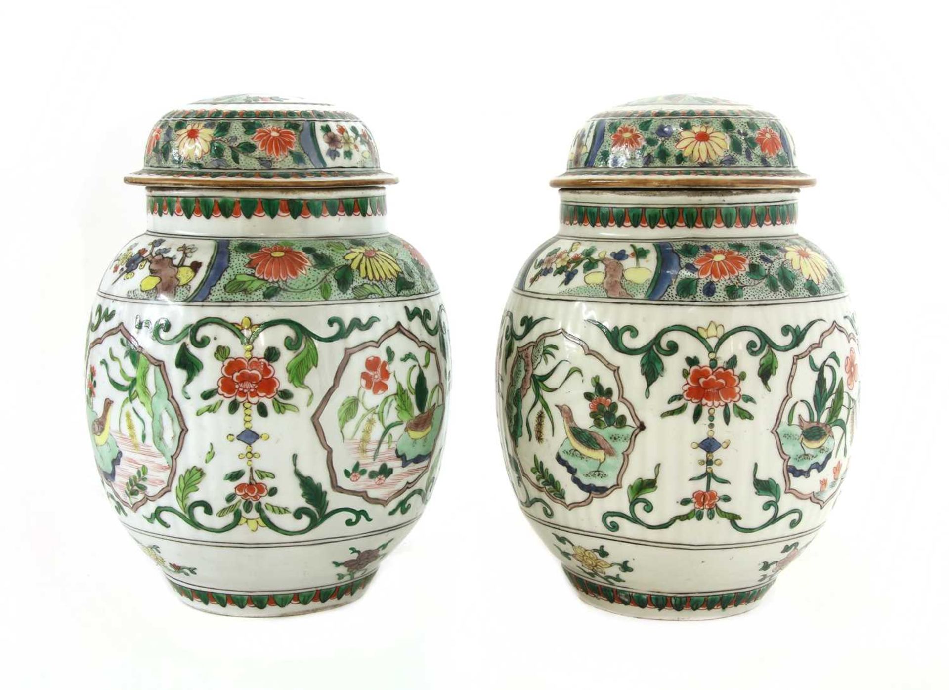 A pair of famille verte jars and covers, - Bild 2 aus 3