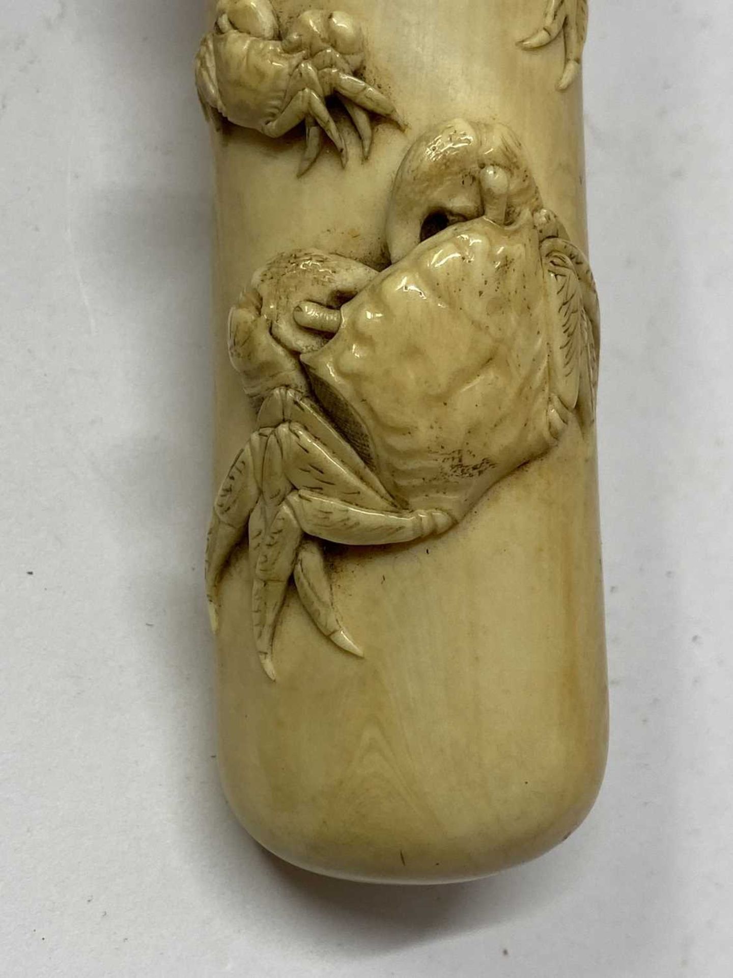 A Japanese ivory kiseruzutsu with kiseru, - Bild 8 aus 9