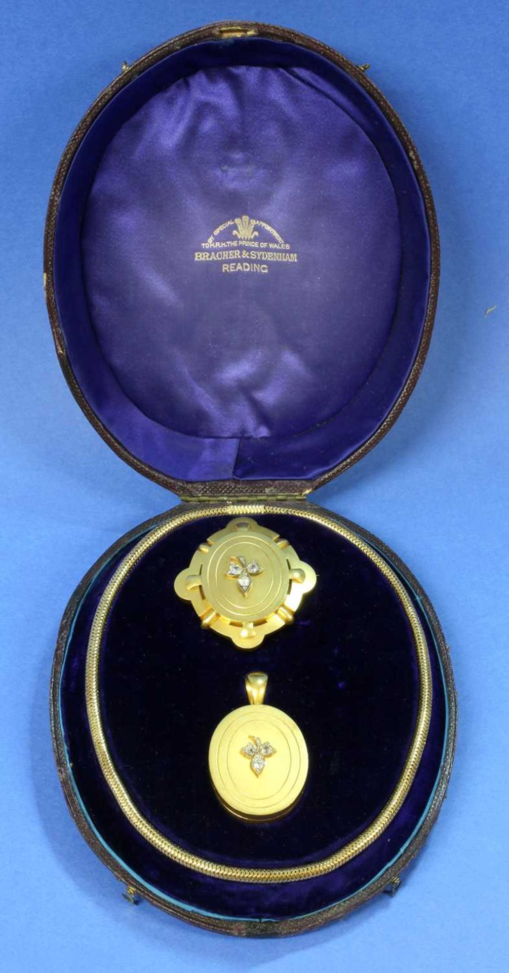 A cased Victorian gold diamond set locket, chain and brooch suite, by Bracher and Sydenham, Reading, - Bild 2 aus 2