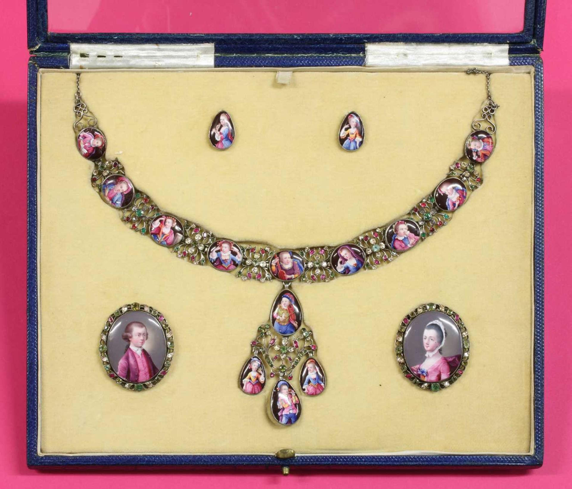 An 18th century enamelled portrait miniature necklace, earrings and pair of clasps, cased suite, - Bild 3 aus 6