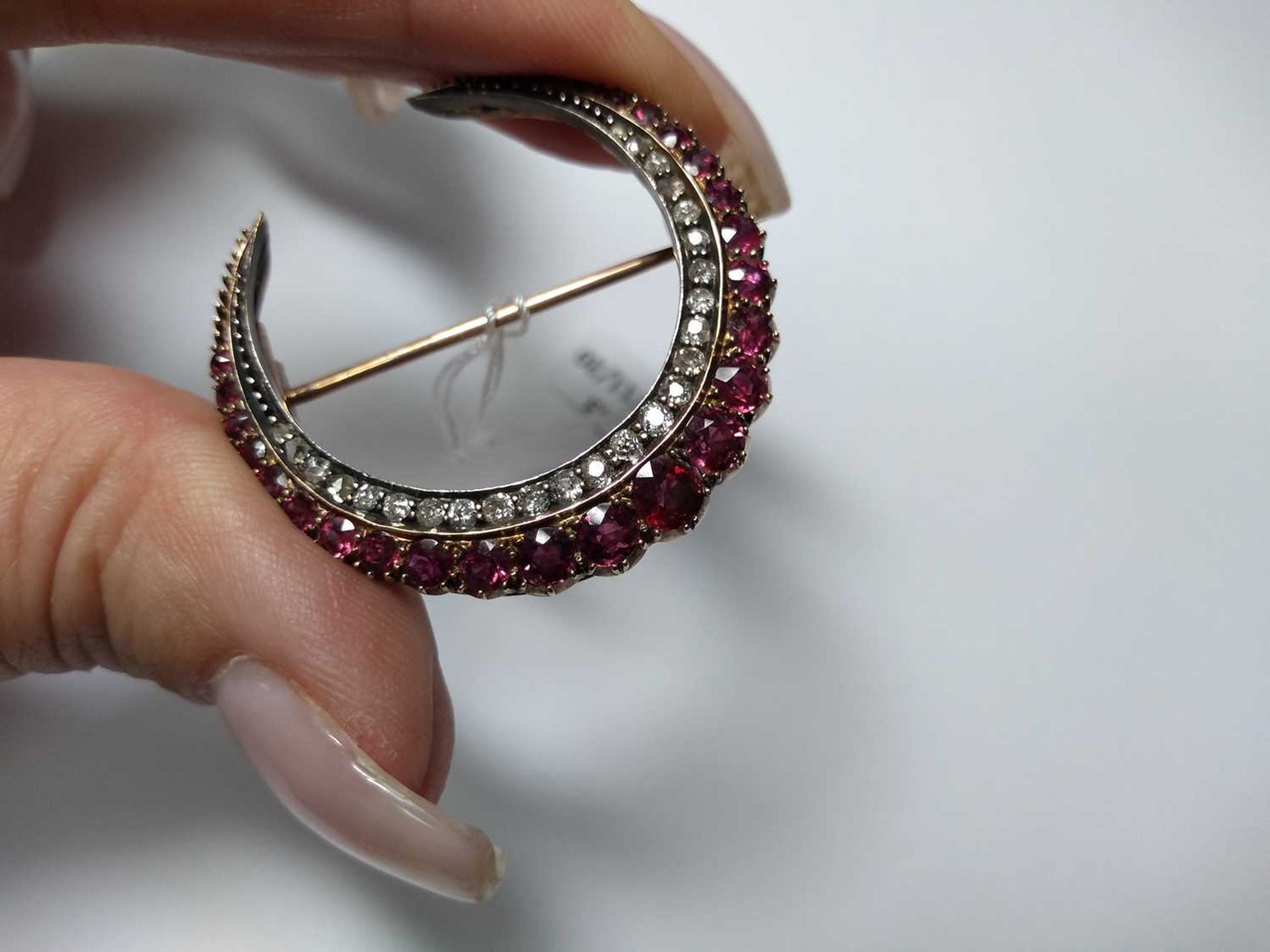 A late Victorian ruby and diamond closed crescent brooch, - Bild 11 aus 14