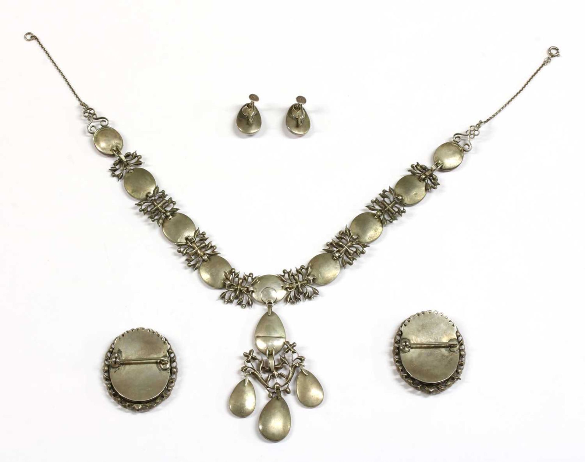 An 18th century enamelled portrait miniature necklace, earrings and pair of clasps, cased suite, - Bild 5 aus 6