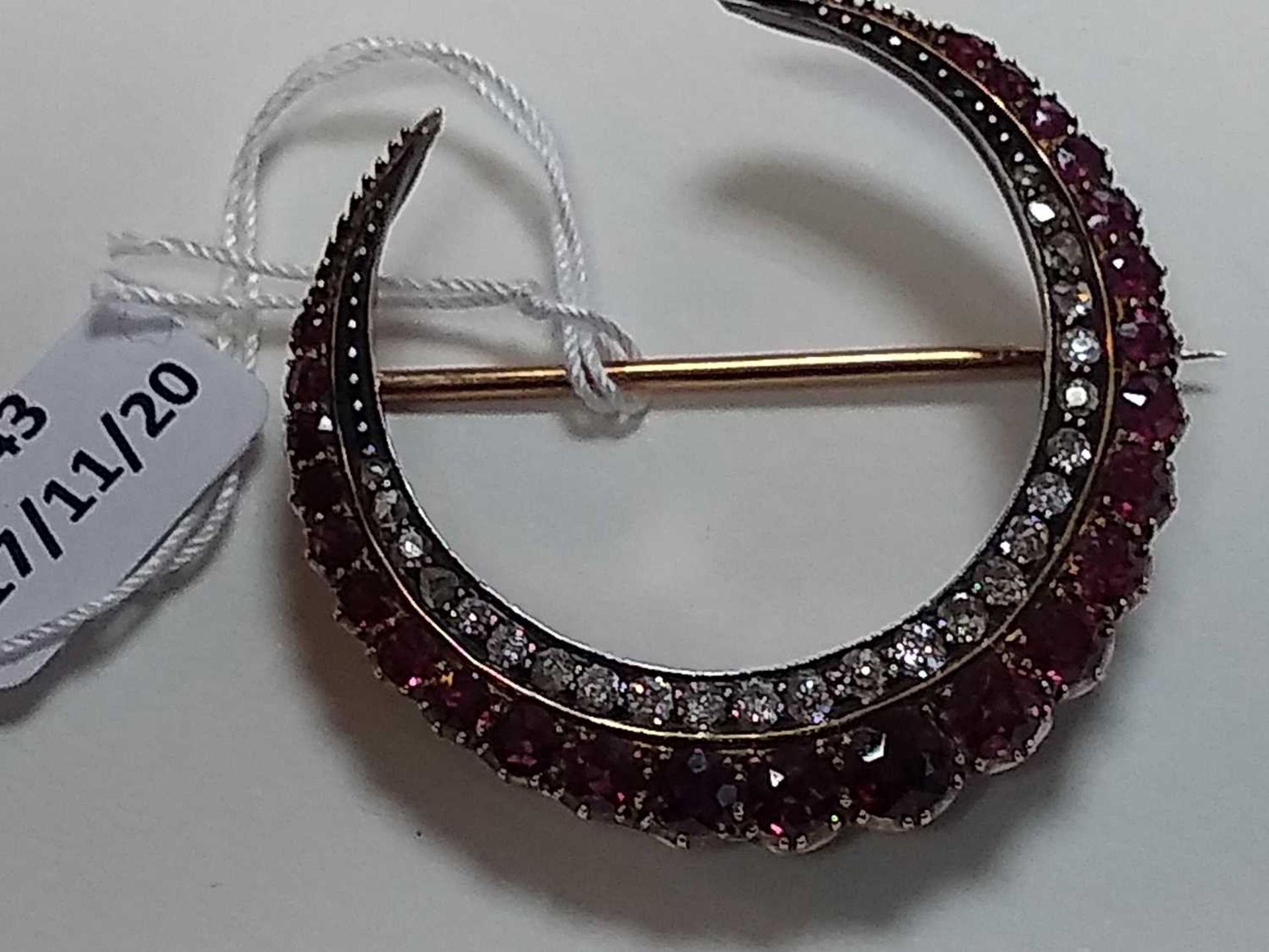 A late Victorian ruby and diamond closed crescent brooch, - Bild 12 aus 14