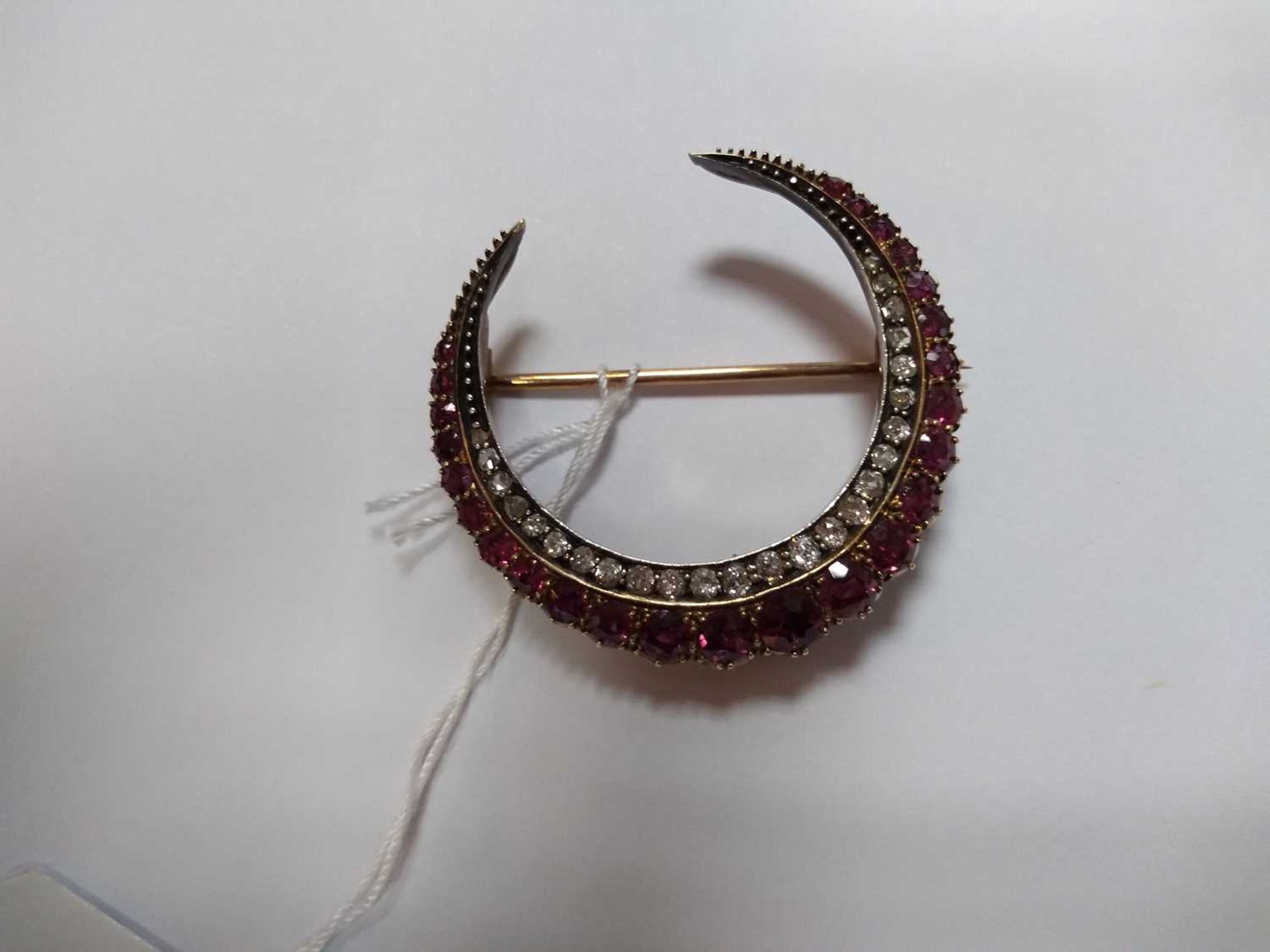 A late Victorian ruby and diamond closed crescent brooch, - Bild 4 aus 14