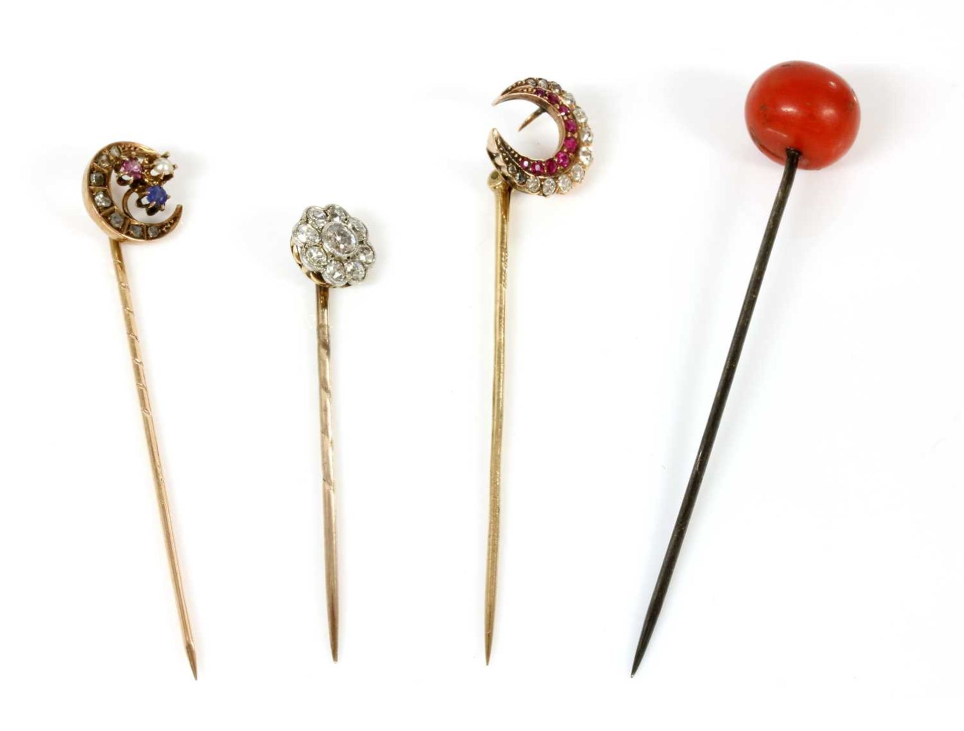 A diamond set daisy cluster stick pin, c.1915,