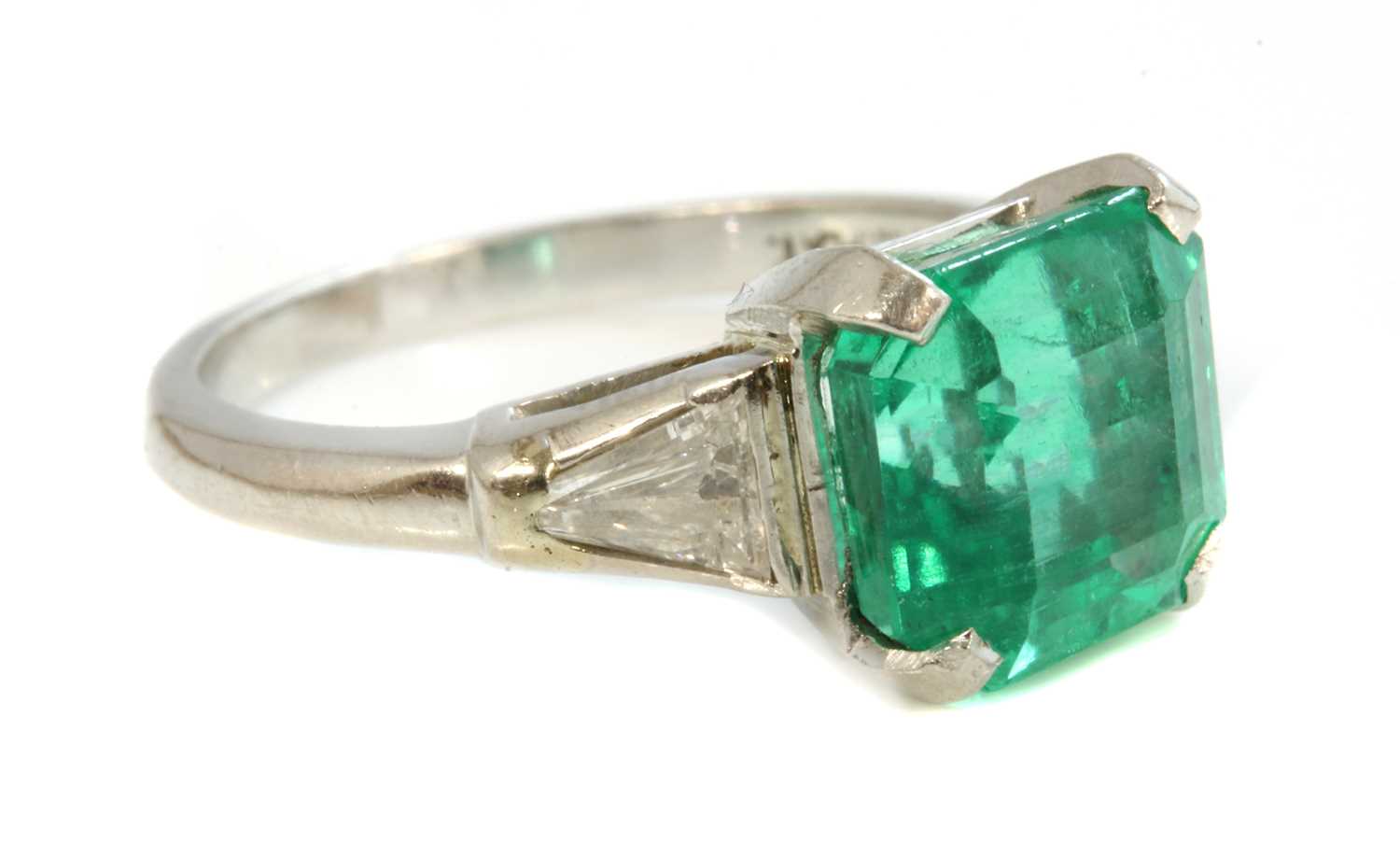 An American single stone emerald ring, - Image 2 of 2