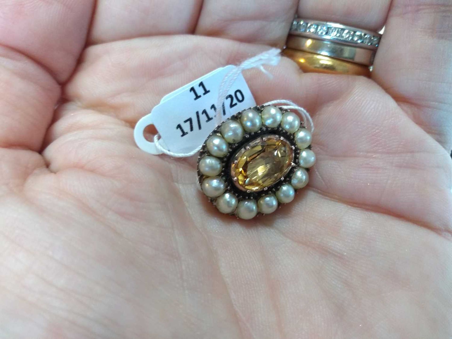A Georgian foiled topaz and split pearl brooch, - Bild 3 aus 3