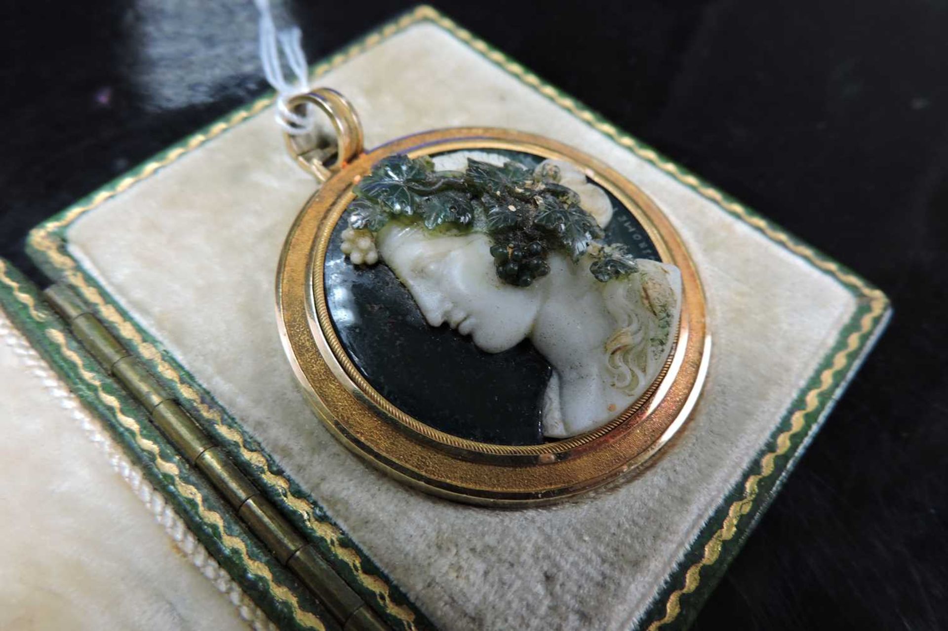 A cased early 19th century Italian, circular hardstone cameo pendant - Image 7 of 17