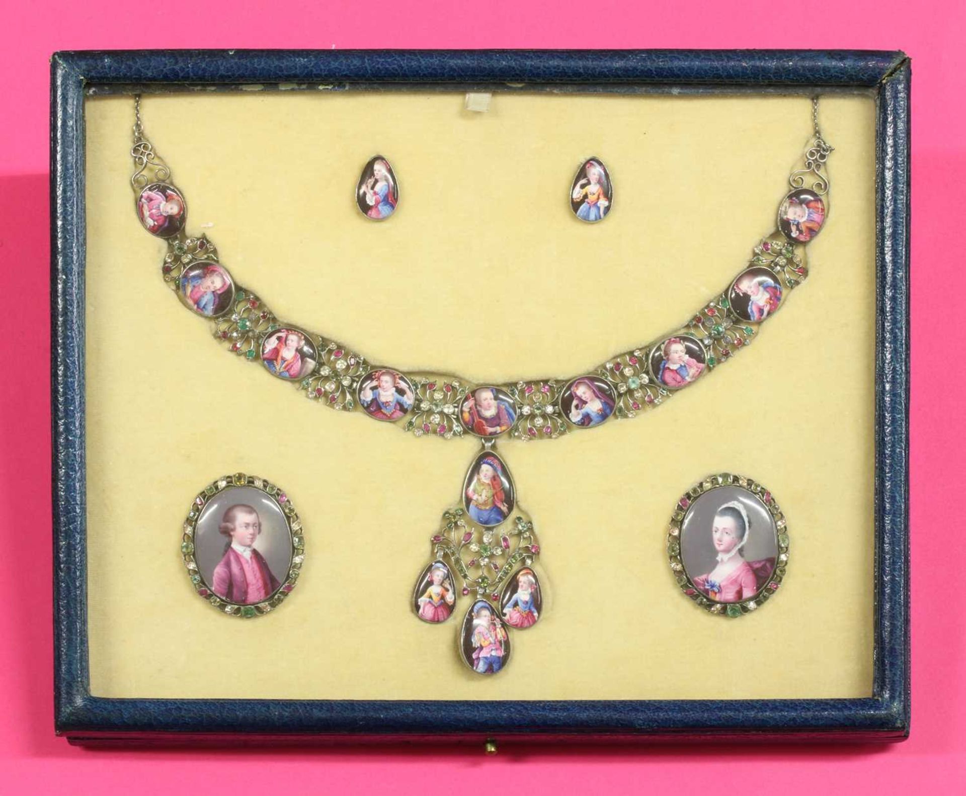An 18th century enamelled portrait miniature necklace, earrings and pair of clasps, cased suite, - Bild 4 aus 6