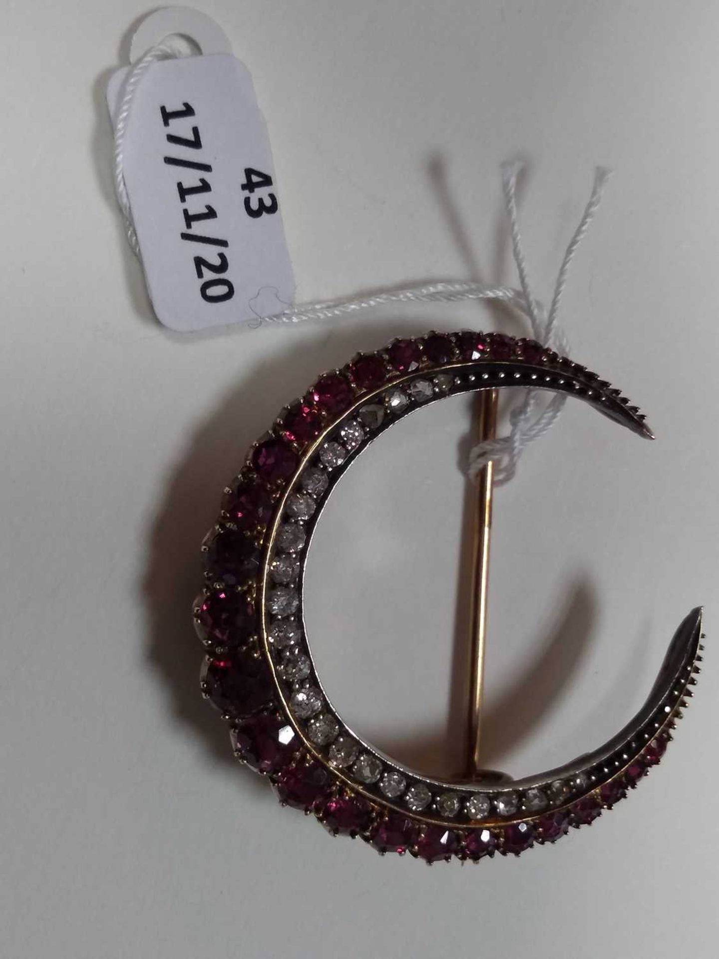 A late Victorian ruby and diamond closed crescent brooch, - Bild 13 aus 14