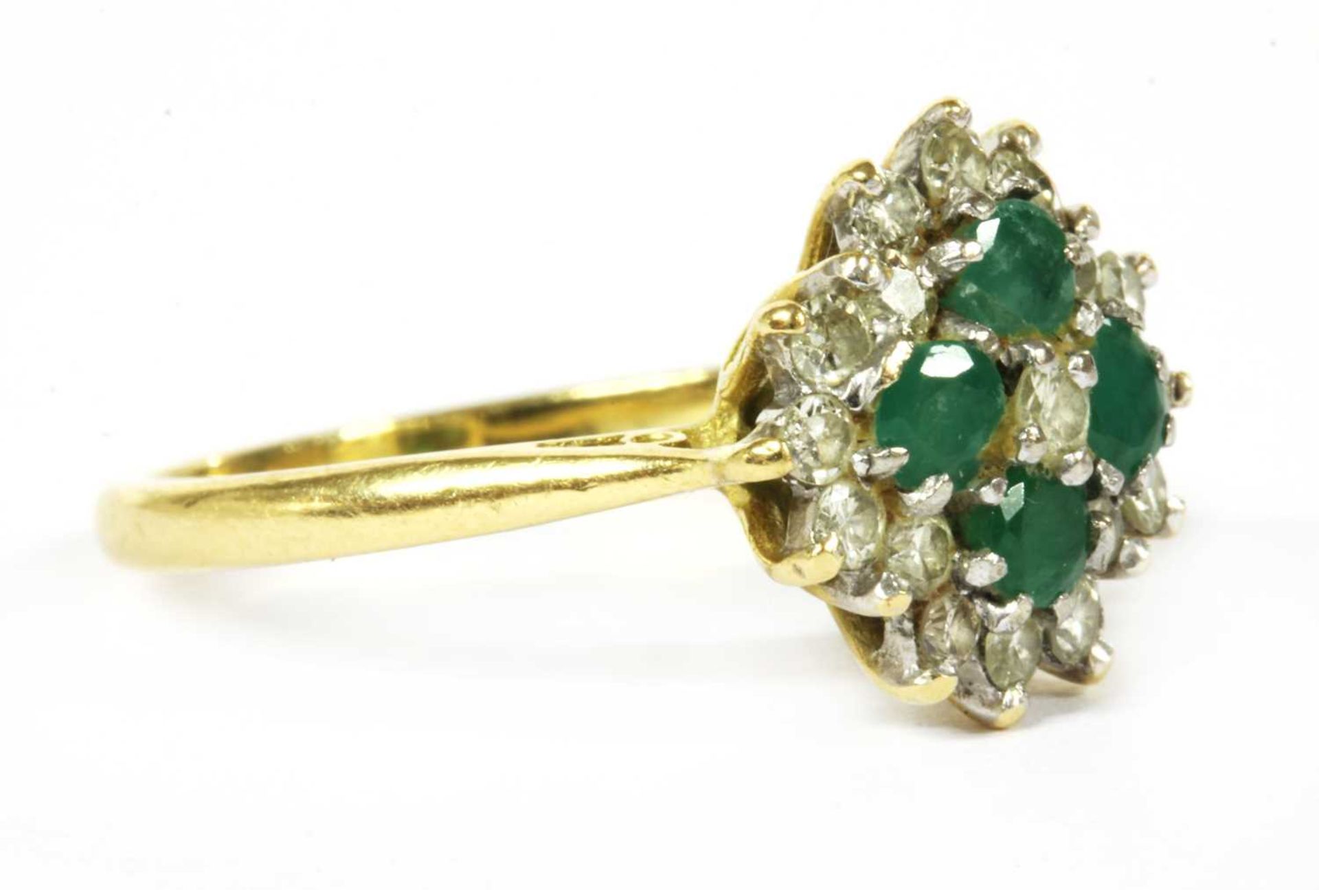 A gold diamond and emerald quatrefoil cluster ring, - Bild 2 aus 4