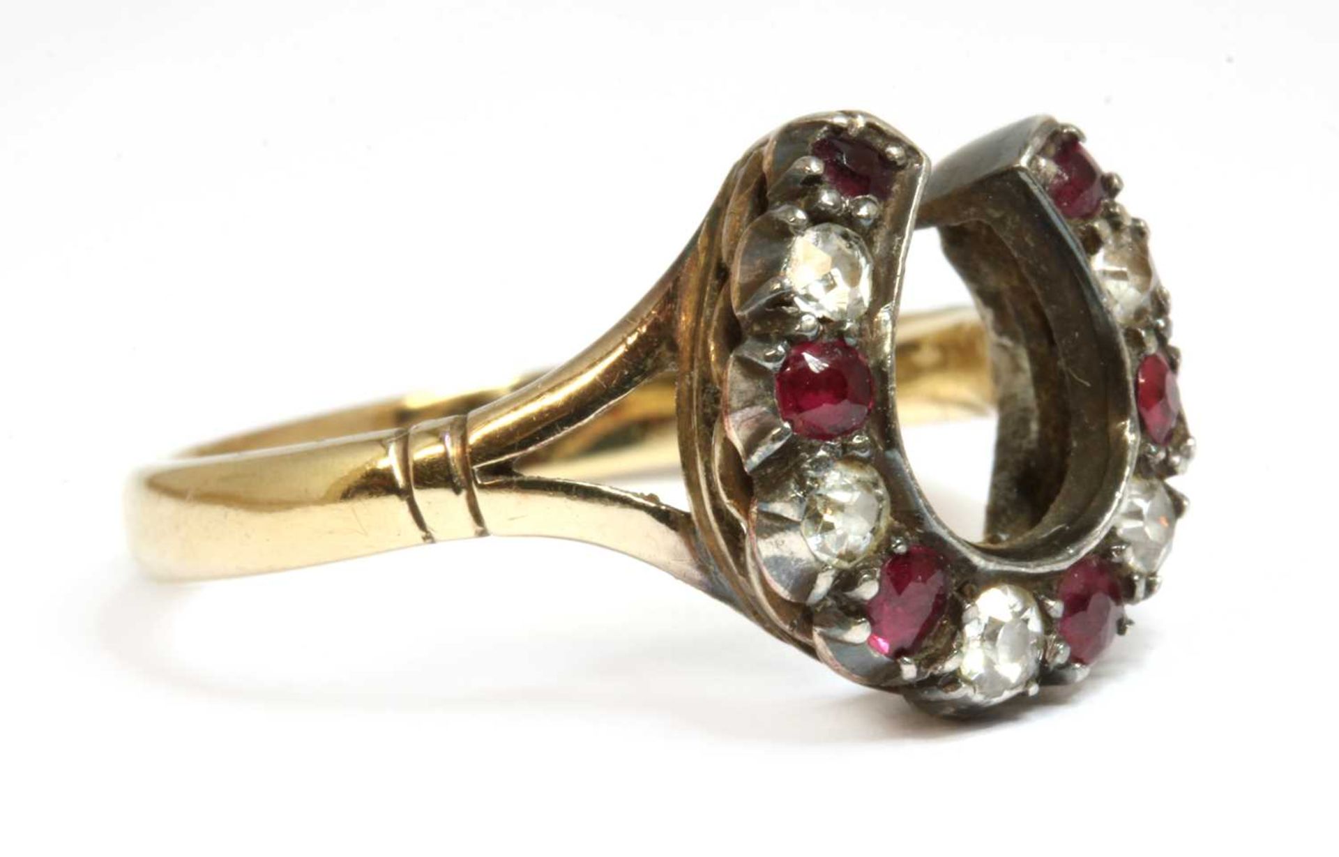 A gold and silver, diamond and ruby, horseshoe ring, - Bild 3 aus 4