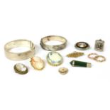 A quantity of jewellery,