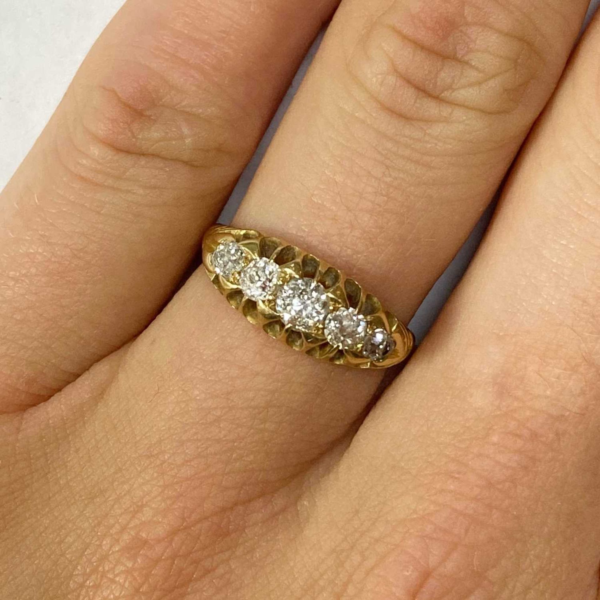 An Edwardian 18ct gold five stone diamond ring, - Bild 4 aus 4