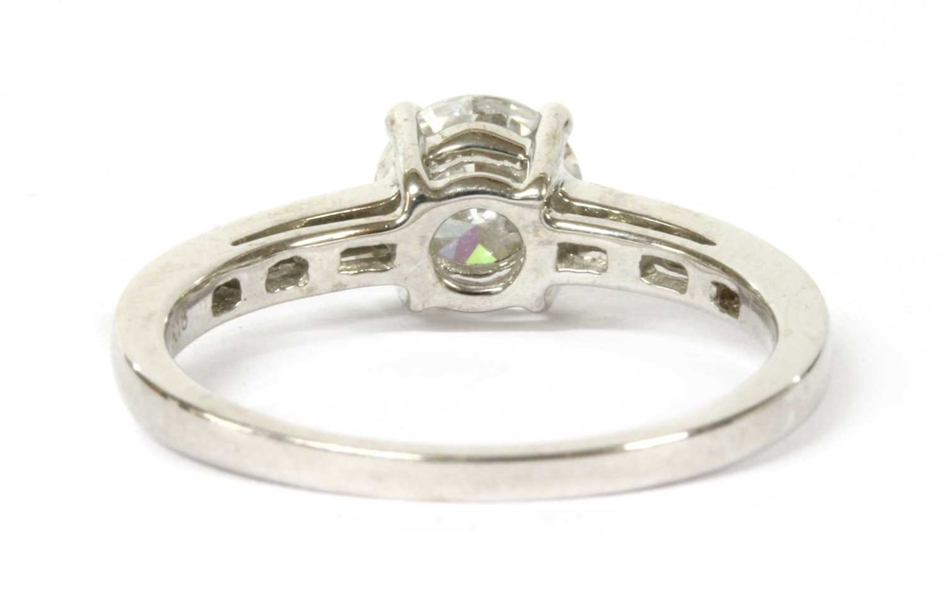 A white gold single stone diamond ring, - Bild 3 aus 4