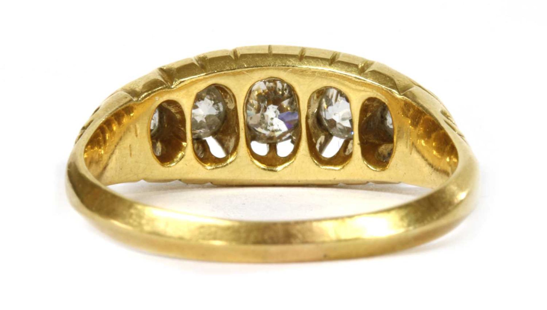 An Edwardian 18ct gold five stone diamond ring, - Bild 3 aus 4