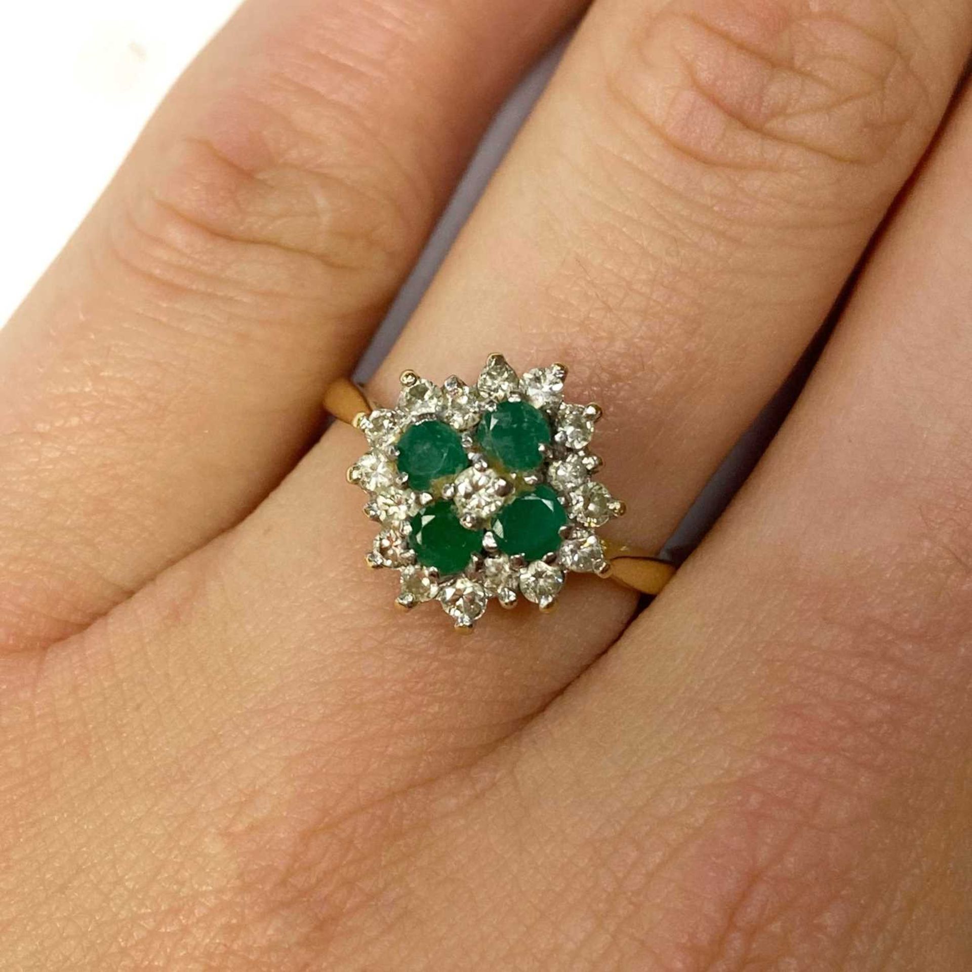 A gold diamond and emerald quatrefoil cluster ring, - Bild 4 aus 4