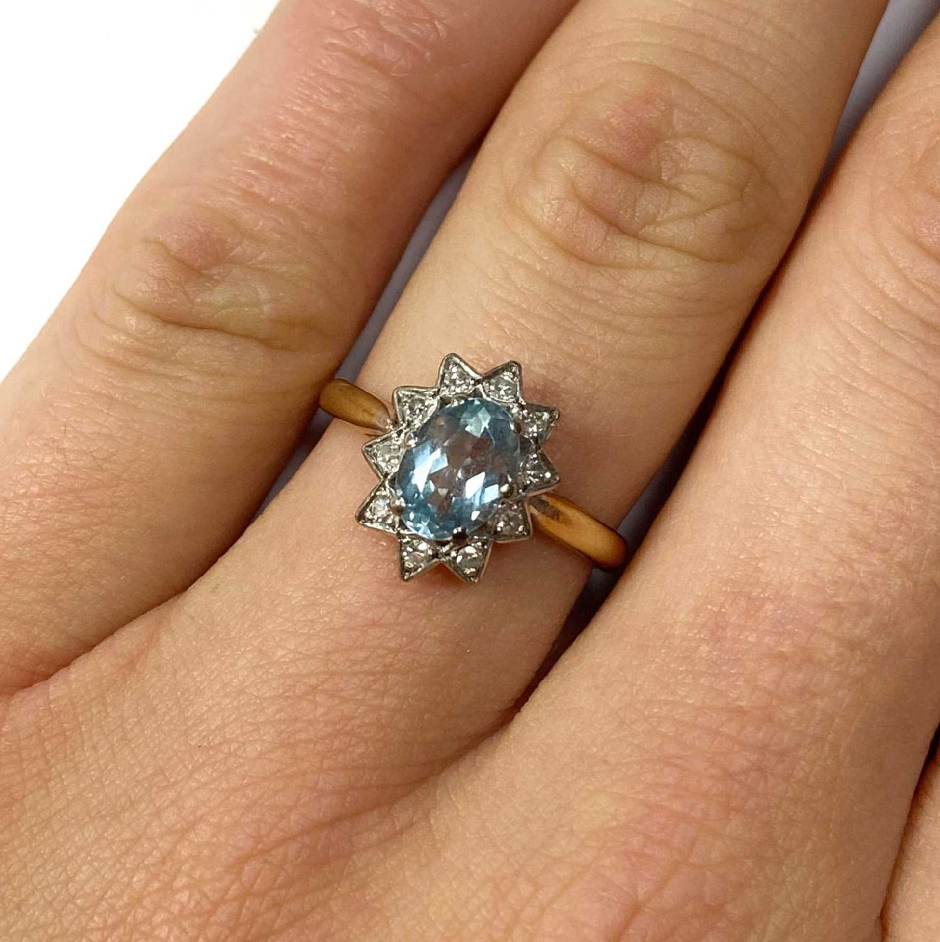 A gold aquamarine and diamond cluster ring, - Bild 4 aus 4