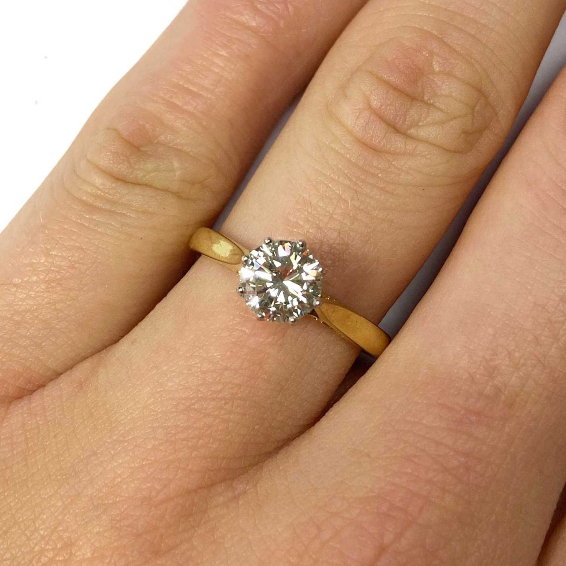 An 18ct gold single stone diamond ring, - Bild 4 aus 4