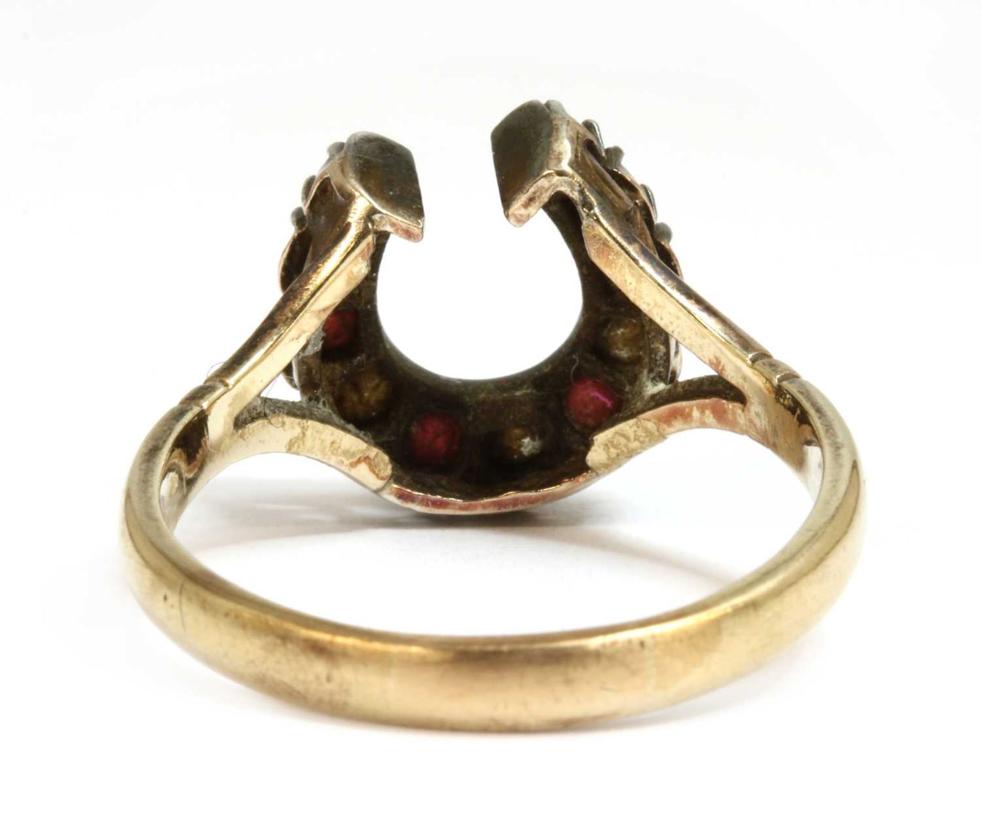 A gold and silver, diamond and ruby, horseshoe ring, - Bild 2 aus 4