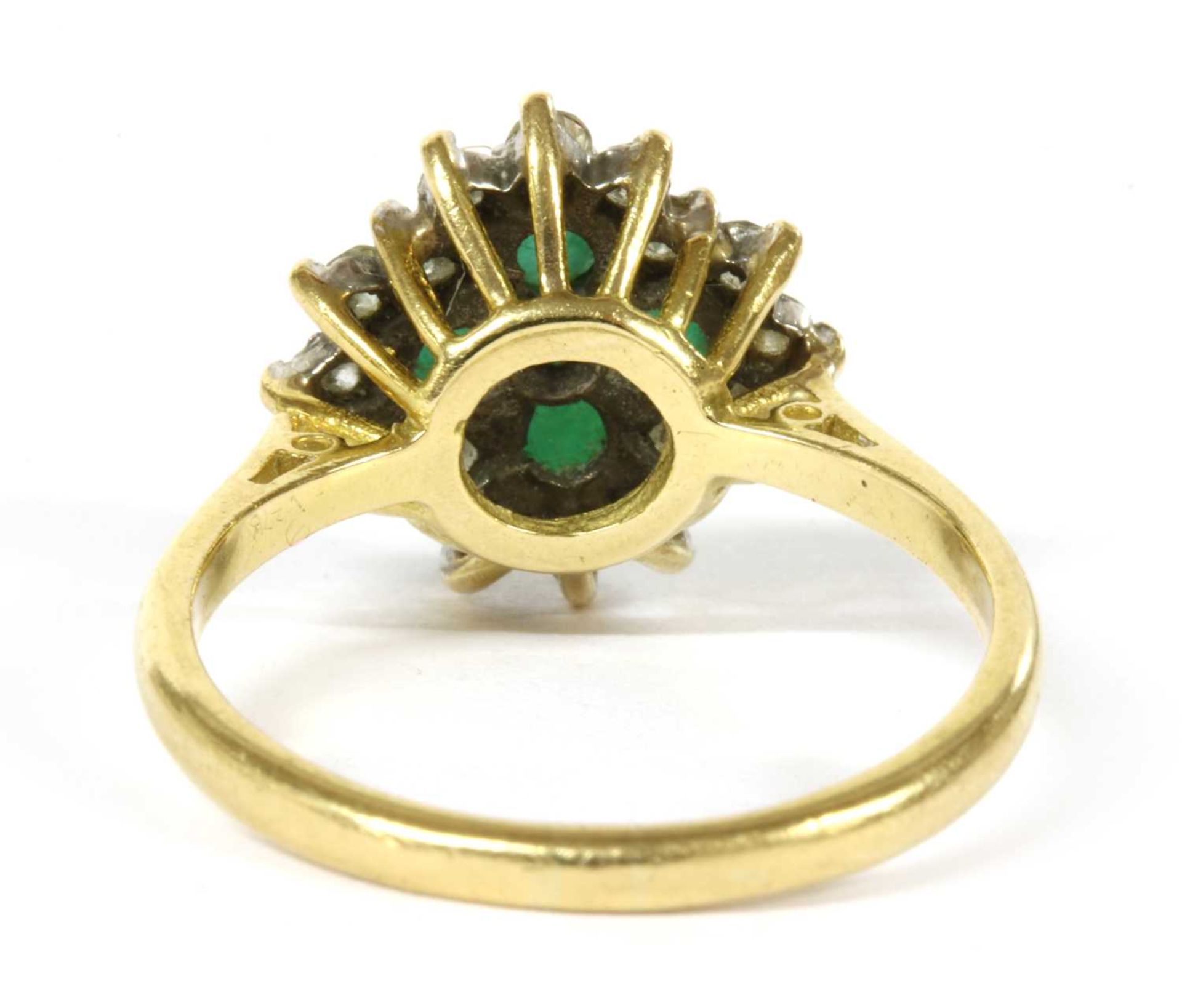 A gold diamond and emerald quatrefoil cluster ring, - Bild 3 aus 4