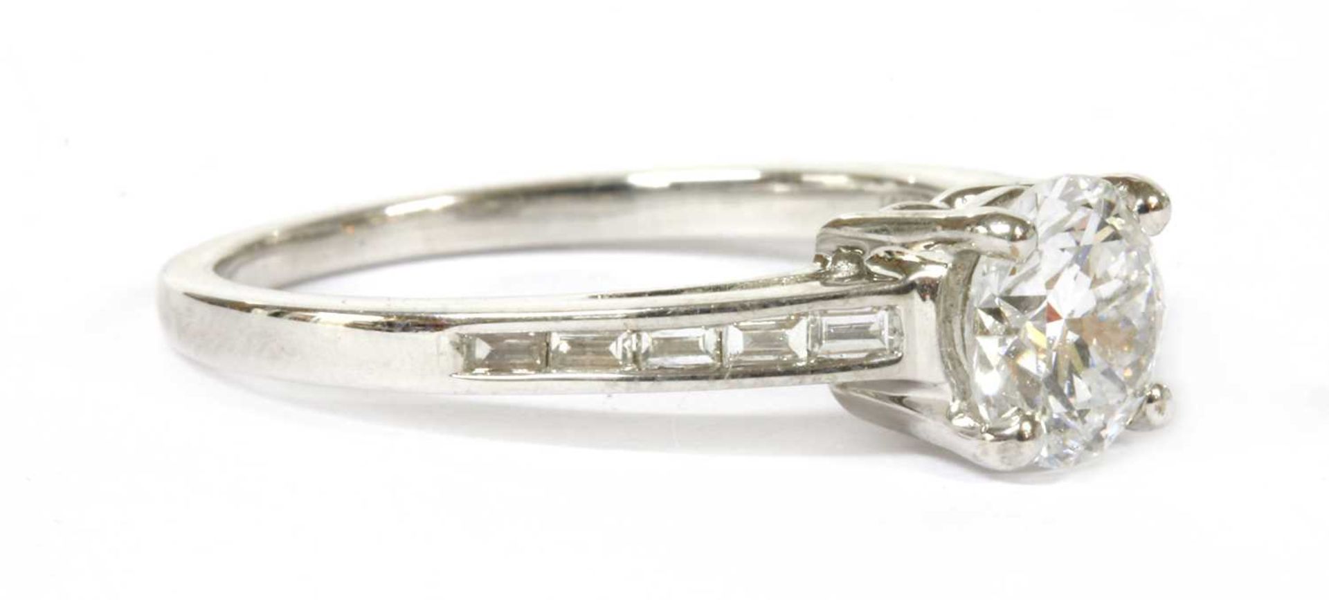 A white gold single stone diamond ring, - Bild 2 aus 4