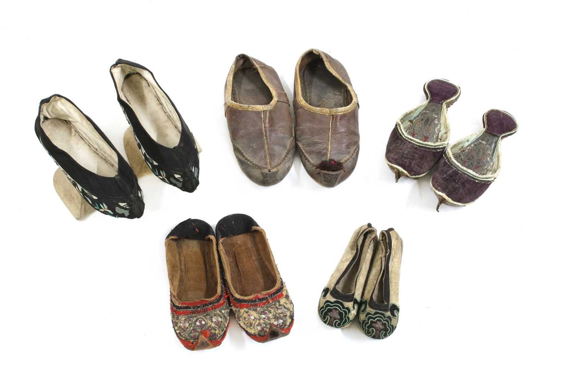 A collection of Asian shoes, - Image 2 of 6