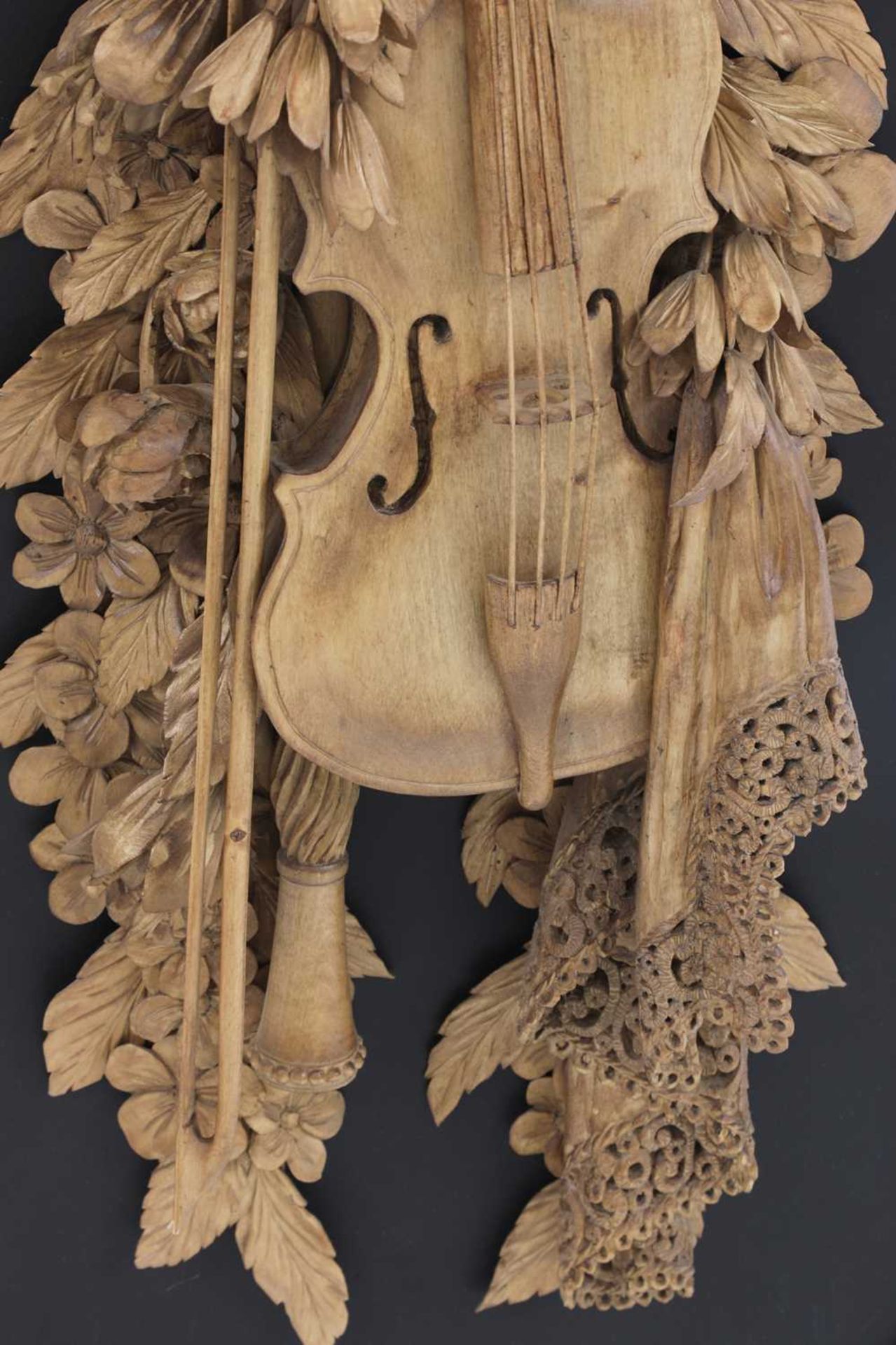 A carved wall hanging in the style of Grinling Gibbons, - Bild 3 aus 4