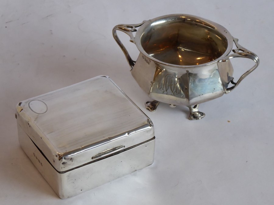 An octagonal two-handled hallmarked silver sugar bowl on four feet, assayed Sheffield 1913; together - Image 2 of 2