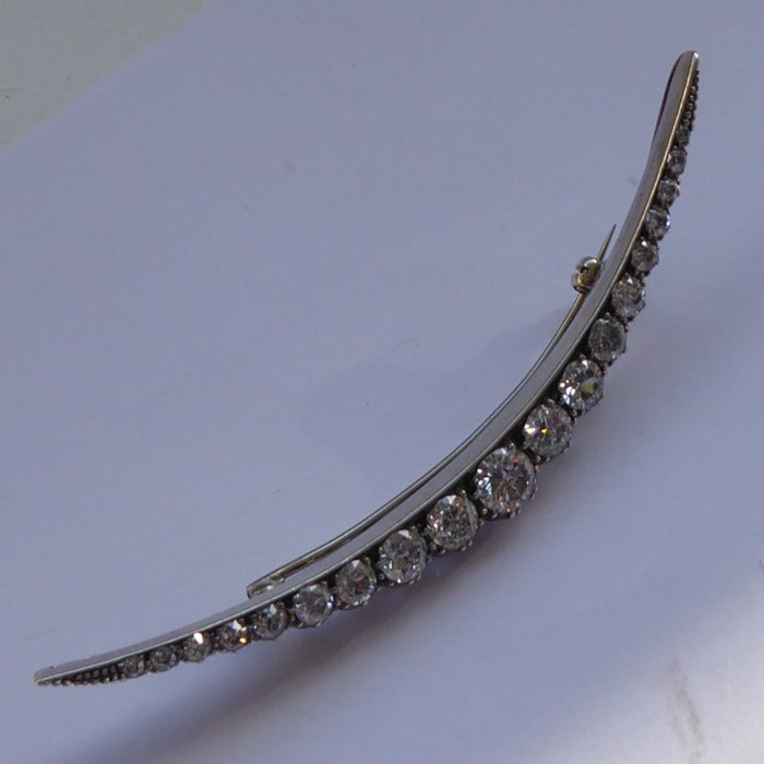 A very fine early 20th century platinum and 18-carat gold claw-set 19-stone diamond brooch of - Image 2 of 16