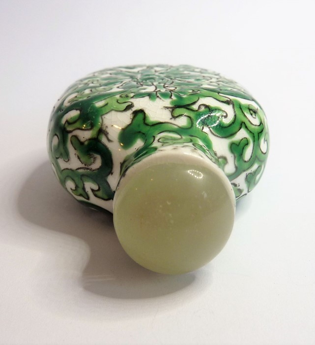 A Chinese porcelain snuff bottle having a green hardstone stopper and decorated in the famille-verte - Image 3 of 3