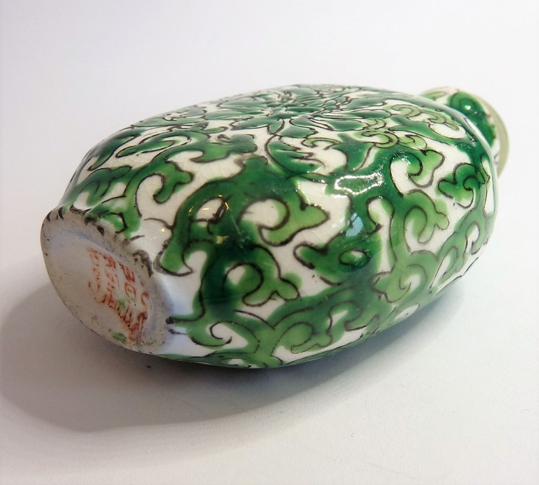 A Chinese porcelain snuff bottle having a green hardstone stopper and decorated in the famille-verte - Image 2 of 3