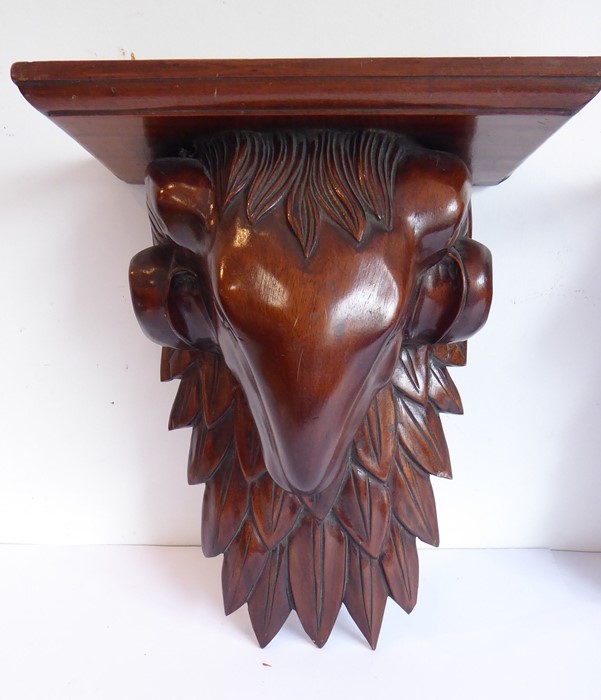 A pair of carved wood wall brackets modelled as ram's heads in Robert Adams style (32cm high) - Image 2 of 5