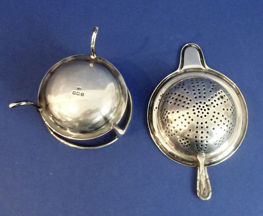 An early 20th century hallmarked silver strainer and stand; assayed Sheffield (total weight 86g) - Image 6 of 6