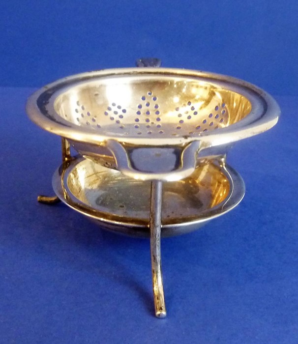 An early 20th century hallmarked silver strainer and stand; assayed Sheffield (total weight 86g) - Image 4 of 6