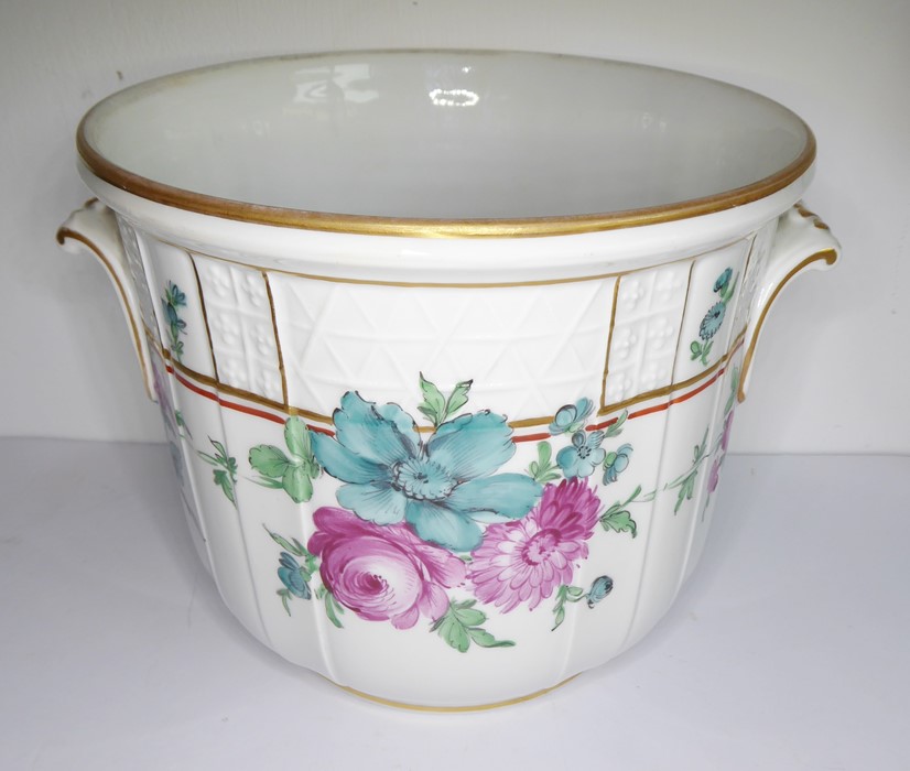 Various ceramics to include a fine quality porcelain cachepot hand-gilded and decorated with flowers - Image 7 of 10