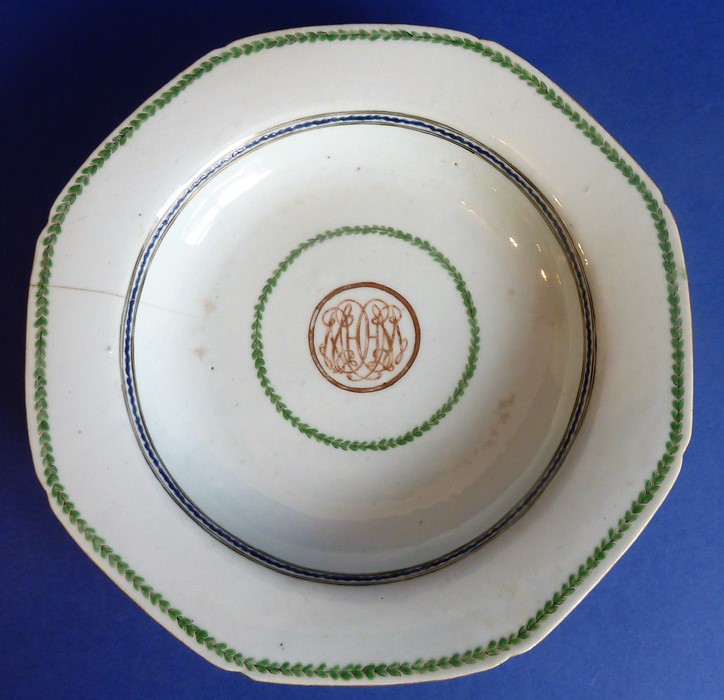 An 18th century Chinese octagonal porcelain dish centred with a monogram and surrounded by a green - Image 2 of 5