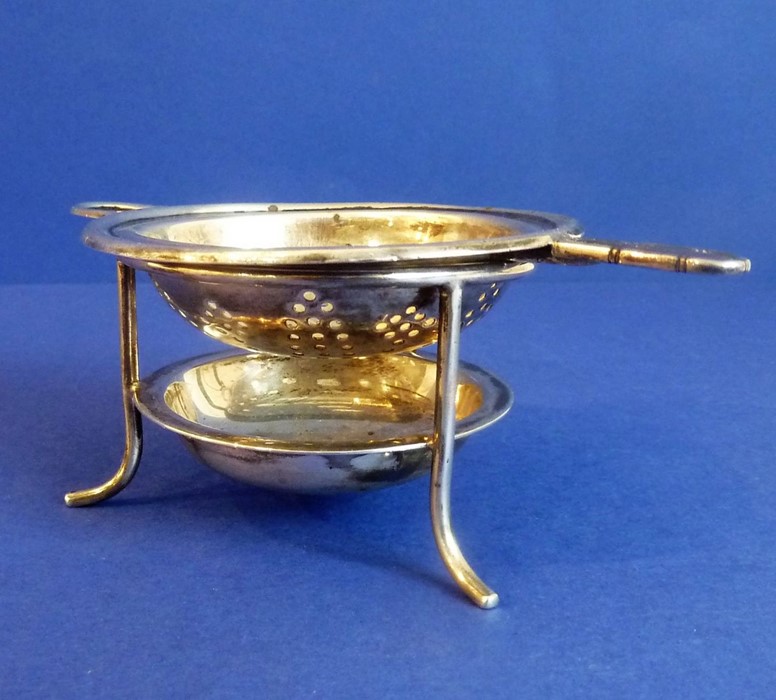 An early 20th century hallmarked silver strainer and stand; assayed Sheffield (total weight 86g) - Image 3 of 6