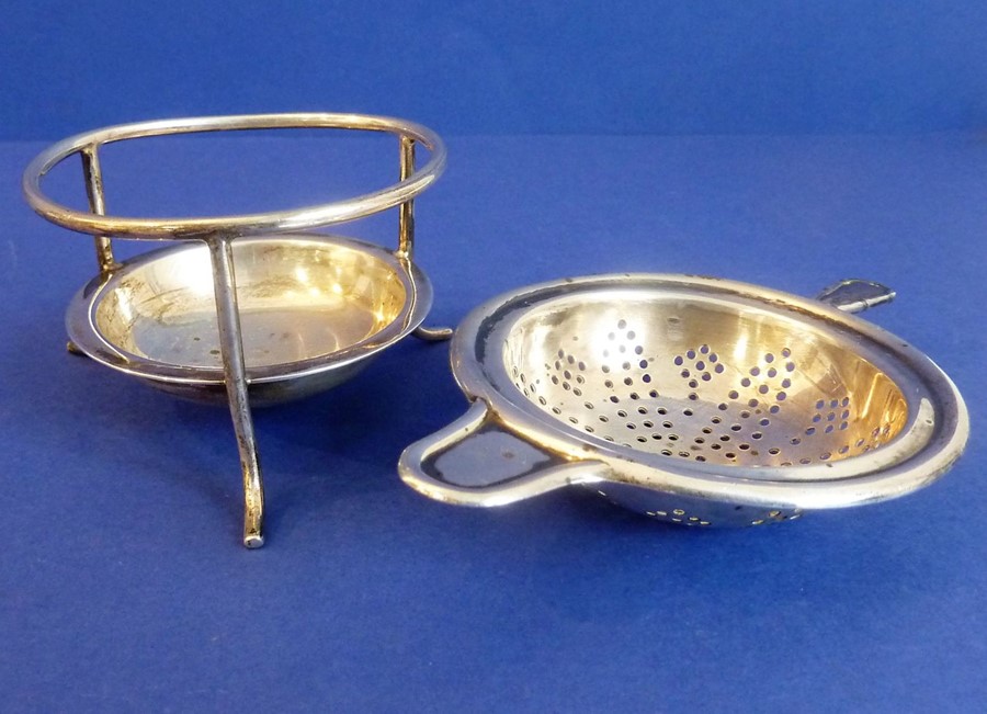 An early 20th century hallmarked silver strainer and stand; assayed Sheffield (total weight 86g) - Image 5 of 6