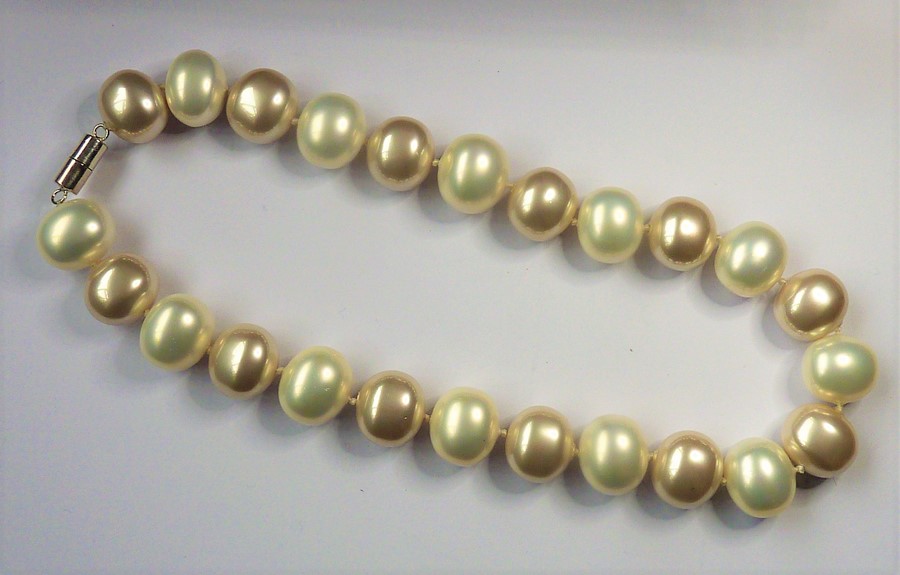 HARRIET WHINNEY; a single strand of large natural colour pearls - Image 2 of 2