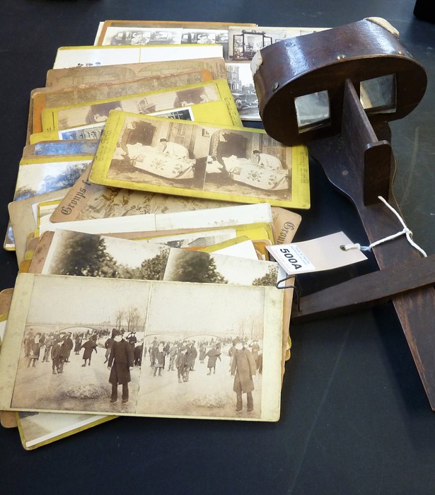 An early 20th century stereoscopic viewer having an array of original monochrome cardboard slides - Image 2 of 7