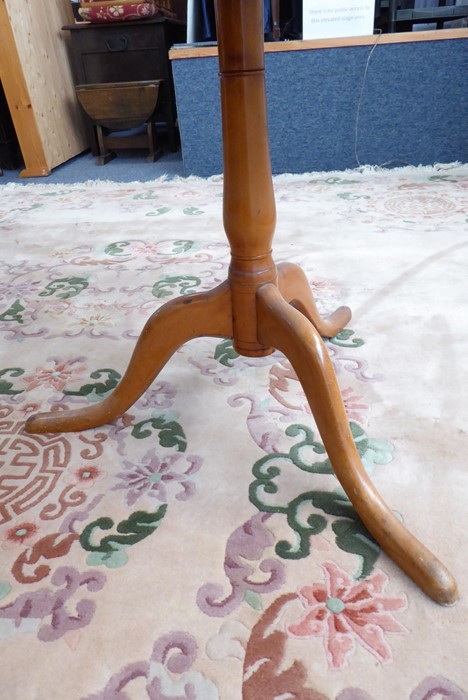 An unusual 19th century circular-topped figured walnut occasional table; turned stem and on tripod - Bild 3 aus 4