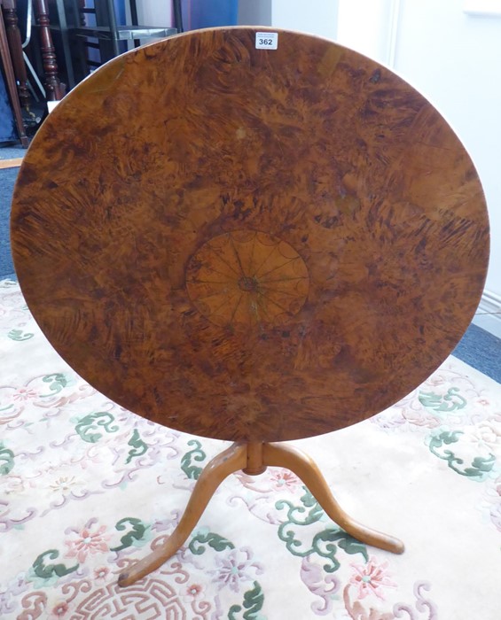 An unusual 19th century circular-topped figured walnut occasional table; turned stem and on tripod - Bild 4 aus 4