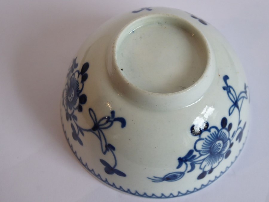 An 18th century Chinese porcelain tea bowl decorated to the exterior with flower heads and sprigs ( - Image 5 of 5