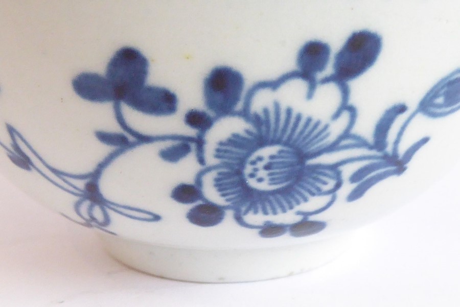 An 18th century Chinese porcelain tea bowl decorated to the exterior with flower heads and sprigs ( - Image 4 of 5