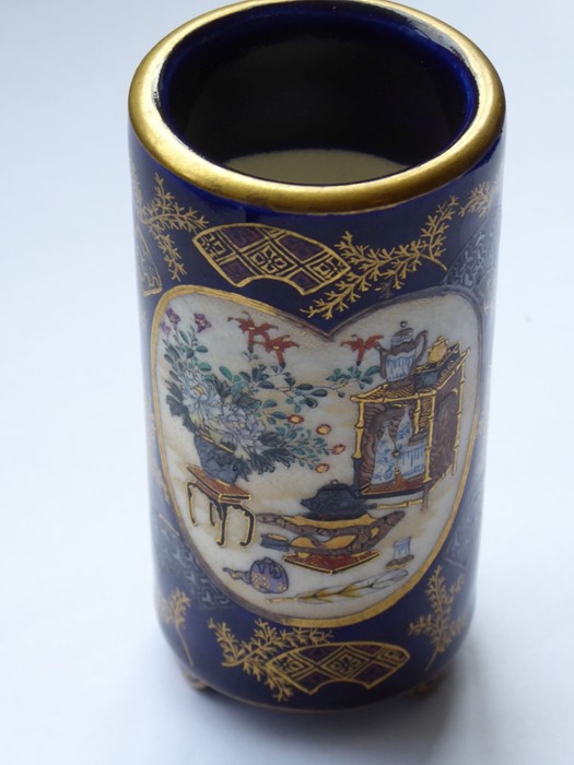 A good and small cylindrical Japanese porcelain spill vase, circa 1900; decorated with two - Image 2 of 8