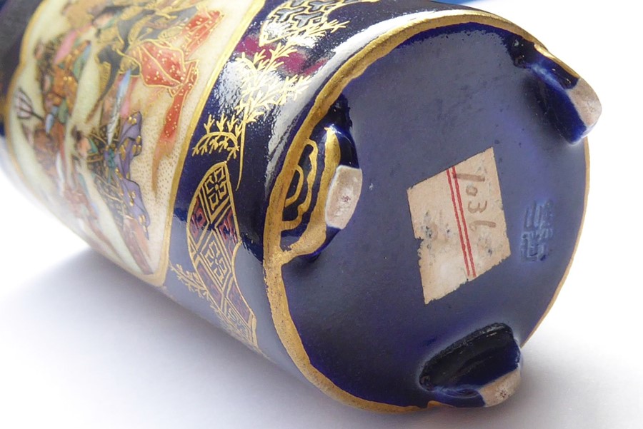 A good and small cylindrical Japanese porcelain spill vase, circa 1900; decorated with two - Image 7 of 8